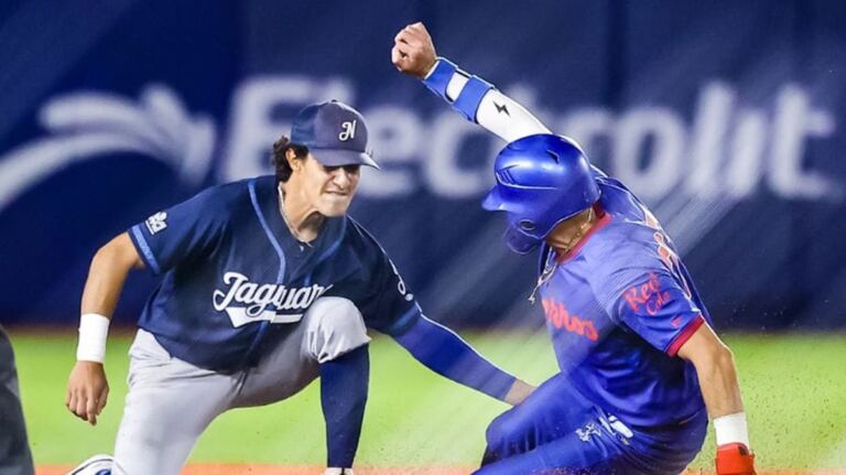 En la foto, imagen de un partido entre los Charros y los Jaguares