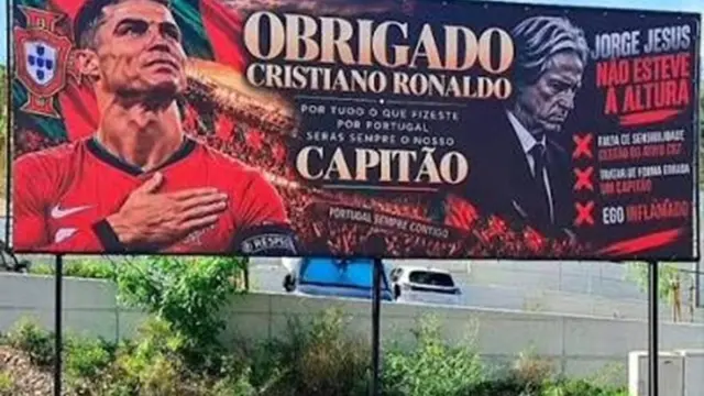 En la foto, pancarta en Lisboa agradeciendo a CR7 y criticando a Jorge Jesus