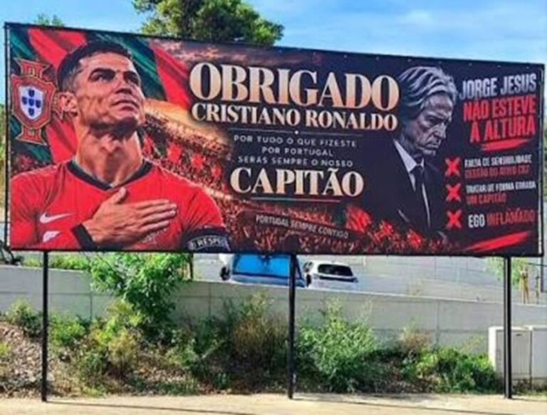En la foto, pancarta en Lisboa agradeciendo a CR7 y criticando a Jorge Jesus