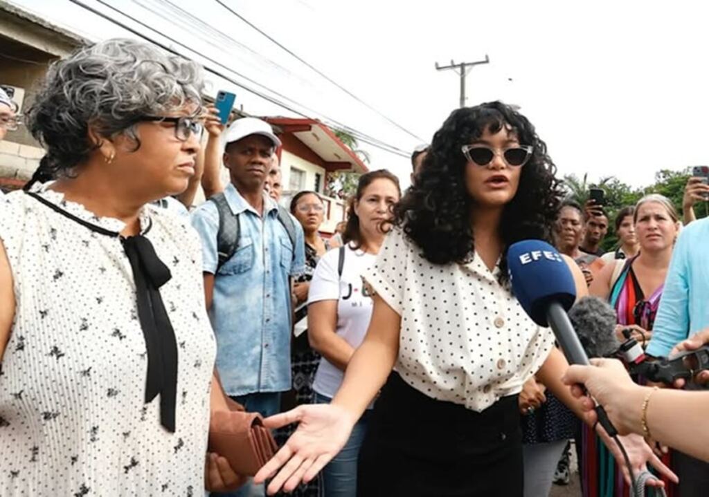 En la foto, Ana Bensi responde a la prensa en compañía de su madre