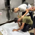 En la foto, El Ejército israelí mató este miércoles a cinco personas en un ataque con dron contra un vehículo usado para transportar viajeros en la ciudad de Gaza