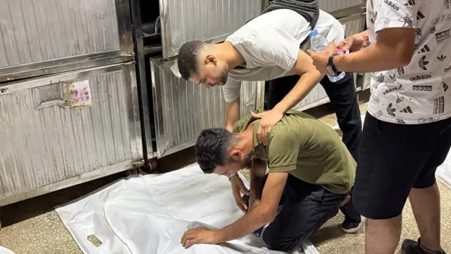 Mueren cinco personas en un bombardeo de Israel a un edificio en la ciudad de Gaza 1 En la foto, El Ejército israelí mató este miércoles a cinco personas en un ataque con dron contra un vehículo usado para transportar viajeros en la ciudad de Gaza