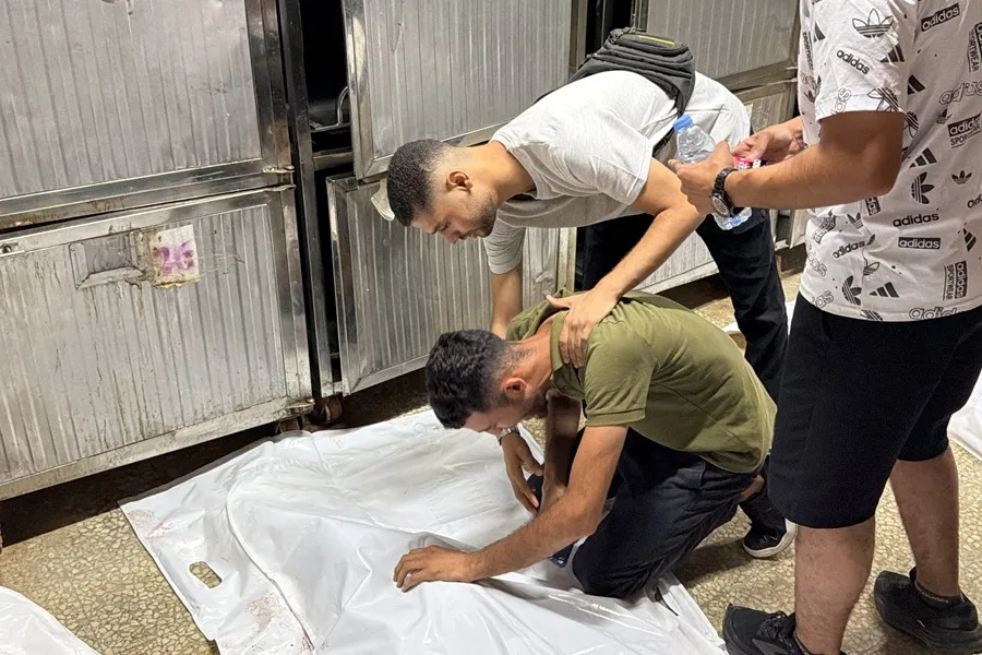 En la foto, El Ejército israelí mató este miércoles a cinco personas en un ataque con dron contra un vehículo usado para transportar viajeros en la ciudad de Gaza