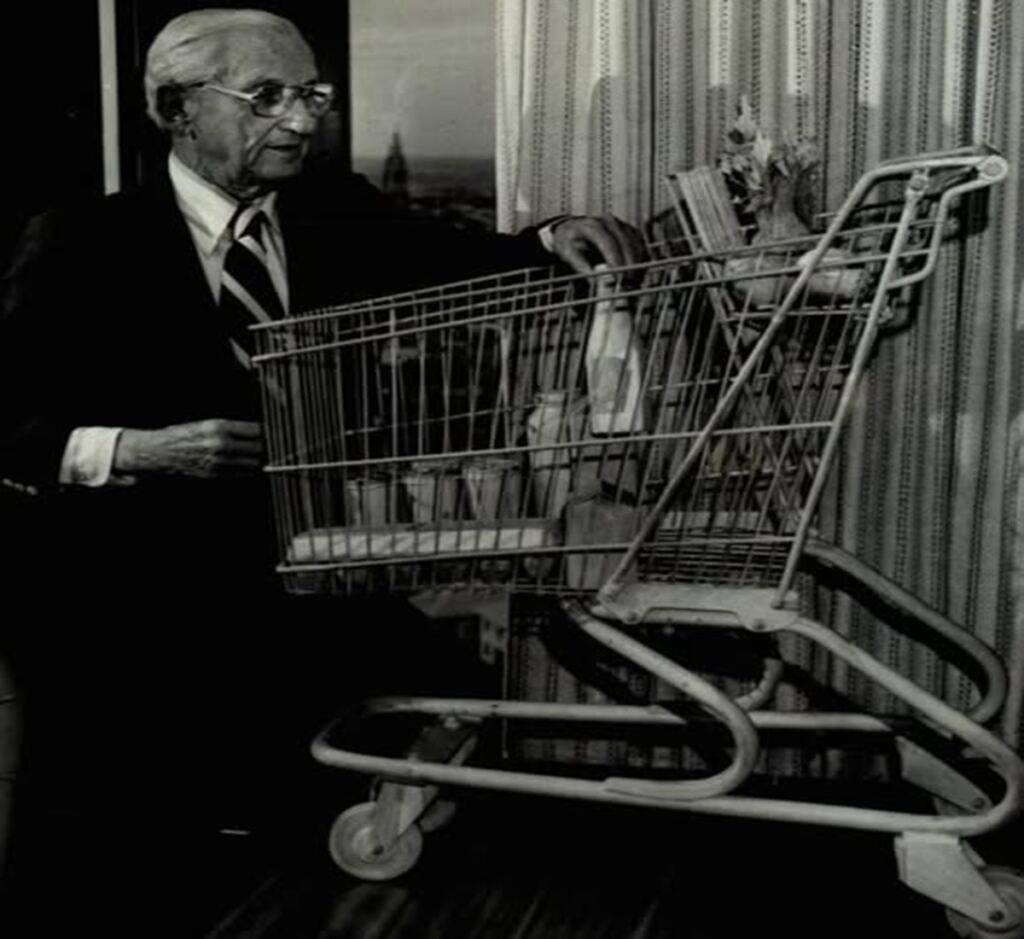 En la foto, Sylvan Goldman y su primer carrito de mercado