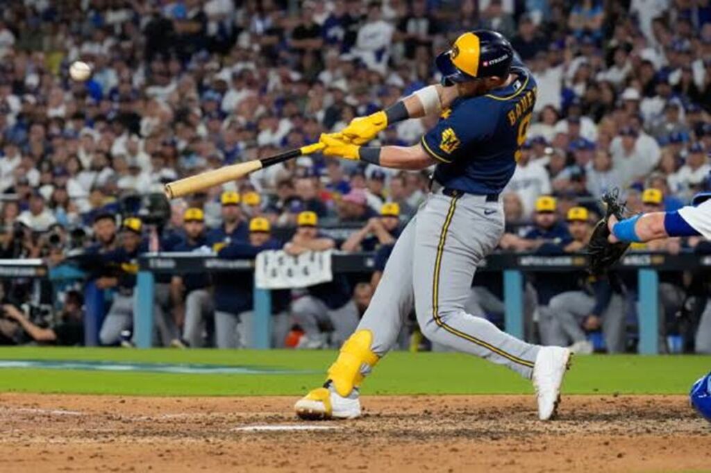 Brewers gana a Dodgers y se coloca a un triunfo de la Serie Mundial 2 En la foto, Jake Bauers