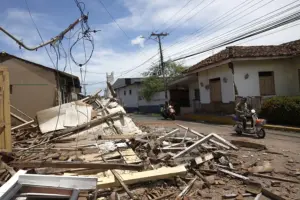 En la foto, casas destruidas por el terremoto de magnitud 7,7 ocurrido el 9 de octubre, en La Villa de Los Santos (Panamá)
