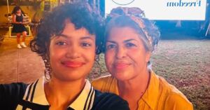 En la foto, la opositora Ana Bensi y su madre