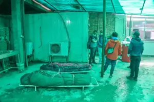 En la foto, Los cuerpos de dos escaladores nepalíes, recuperados tras una avalancha en el monte Himlung, en la morgue de un hospital en Katmandú, Nepal, el 28 de septiembre de 2026
