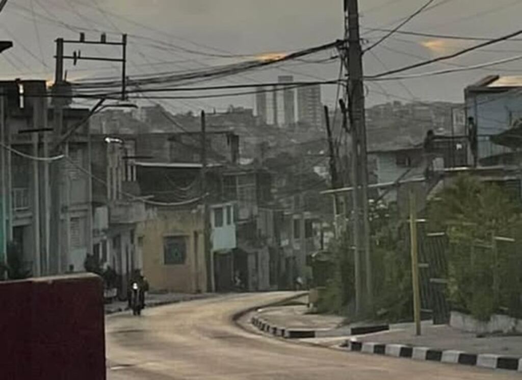 Seguimos sin estar solos 2 En la foto, una imagen de una ciudad cubana