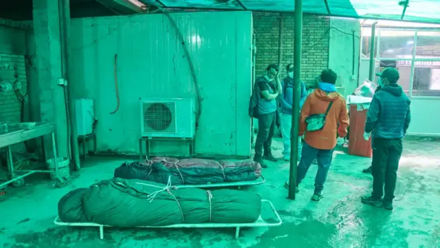 En la foto, Los cuerpos de dos escaladores nepalíes, recuperados tras una avalancha en el monte Himlung, en la morgue de un hospital en Katmandú, Nepal, el 28 de septiembre de 2026