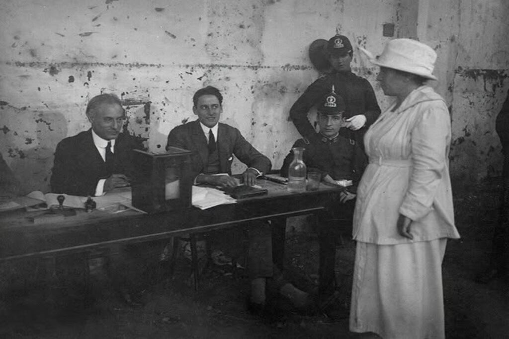 En la foto, Julieta Lanteri ante una mesa electoral en La Boca, Buenos Aires