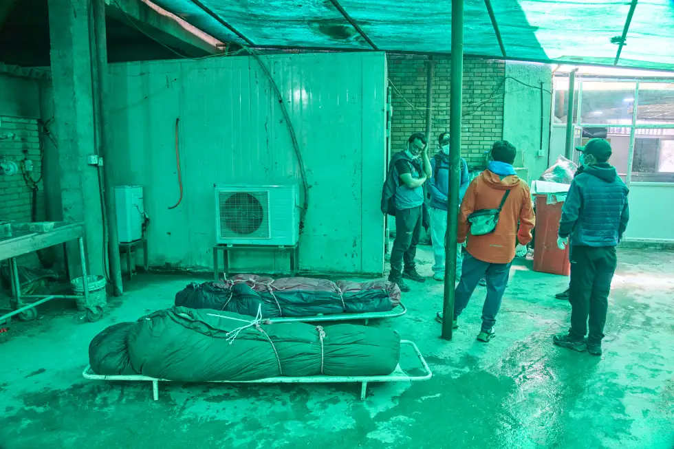 En la foto, Los cuerpos de dos escaladores nepalíes, recuperados tras una avalancha en el monte Himlung, en la morgue de un hospital en Katmandú, Nepal, el 28 de septiembre de 2026