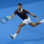 En la foto, El tenista serbio Novak Djokovic en acción durante un partido contra Bu Yunchaokete en China