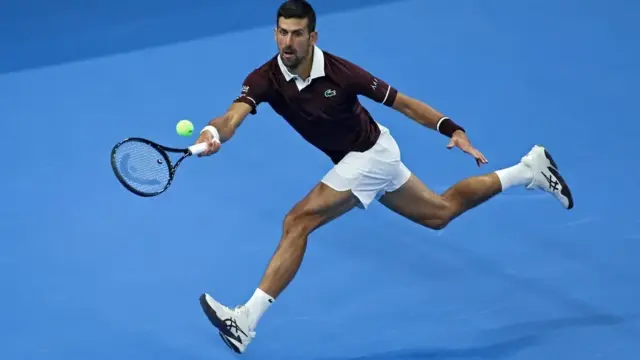 En la foto, El tenista serbio Novak Djokovic en acción durante un partido contra Bu Yunchaokete en China