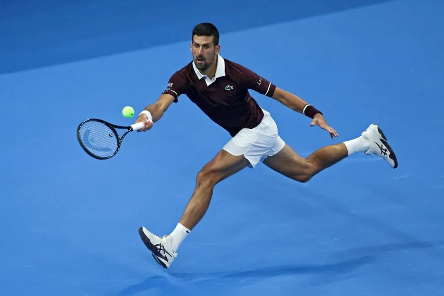 Djokovic iguala el récord de Nadal y Sabalenka despide a Zarazúa en Pekín 2 En la foto, El tenista serbio Novak Djokovic en acción durante un partido contra Bu Yunchaokete en China
