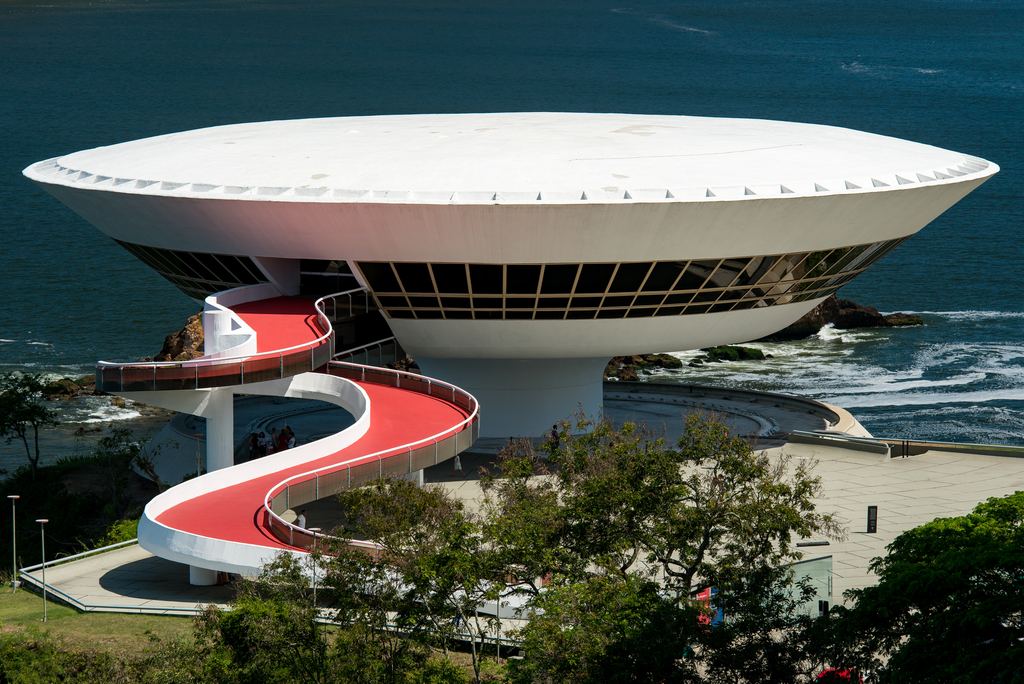 Oscar Niemeyer: Biografía del maestro de las curvas