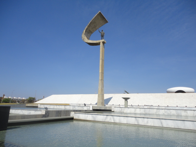 Oscar Niemeyer: Biografía del maestro de las curvas