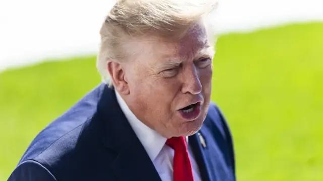En la foto, El presidente de EE.UU., Donald Trump, habla con periodistas al salir de la Casa Blanca