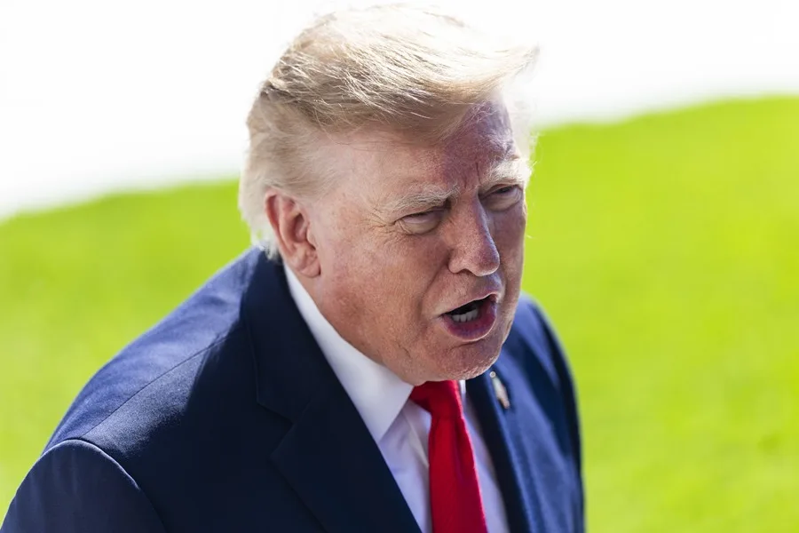 Trump dice que «tiene derecho» a competir de nuevo porque «le hicieron trampa» en 2020 2 En la foto, El presidente de EE.UU., Donald Trump, habla con periodistas al salir de la Casa Blanca