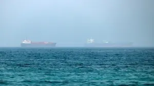 En la foto, buques en el estrecho de Ormuz