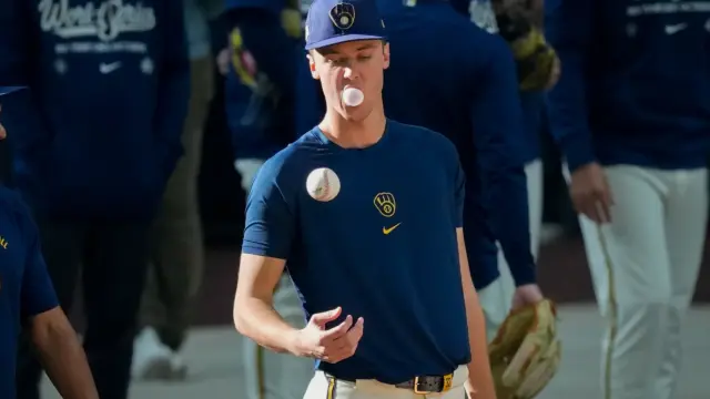 Los Cerveceros y los Rays buscan romper su sequía de títulos en una Serie Mundial inédita 1 En la foto, Jacob Misiorowski, el abridor de hoy por los Brewers