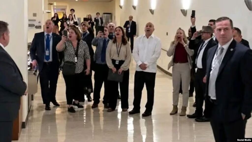 En la foto, diplomáticos cubanos en la ONU gritan a los opositores que acudían a una conferencia