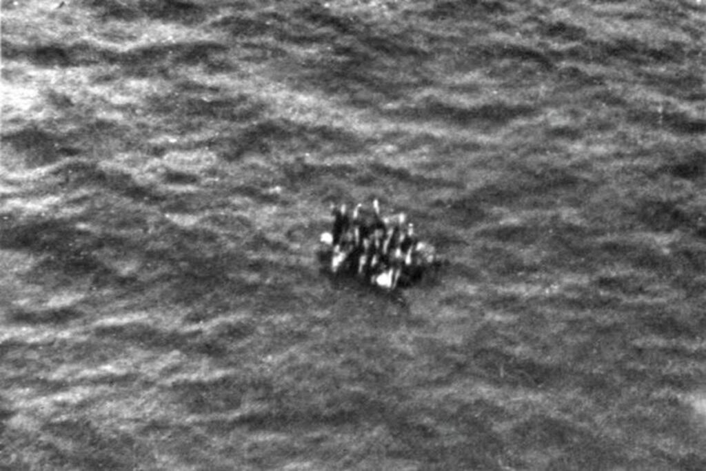En la foto, los soldados náufragos en la balsa