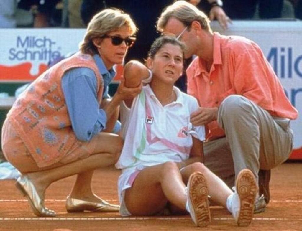 En la foto, Monica Seles tras ser agredida por un aficionado con un cuchillo