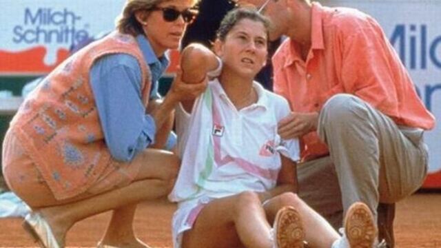 En la foto, Monica Seles tras ser agredida por un aficionado con un cuchillo