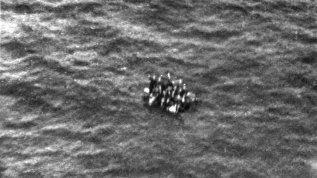 En la foto, los soldados náufragos en la balsa