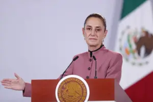 En la foto, La presidenta de México, Claudia Sheinbaum, habla durante una rueda de prensa este martes, en el Palacio Nacional en Ciudad de México