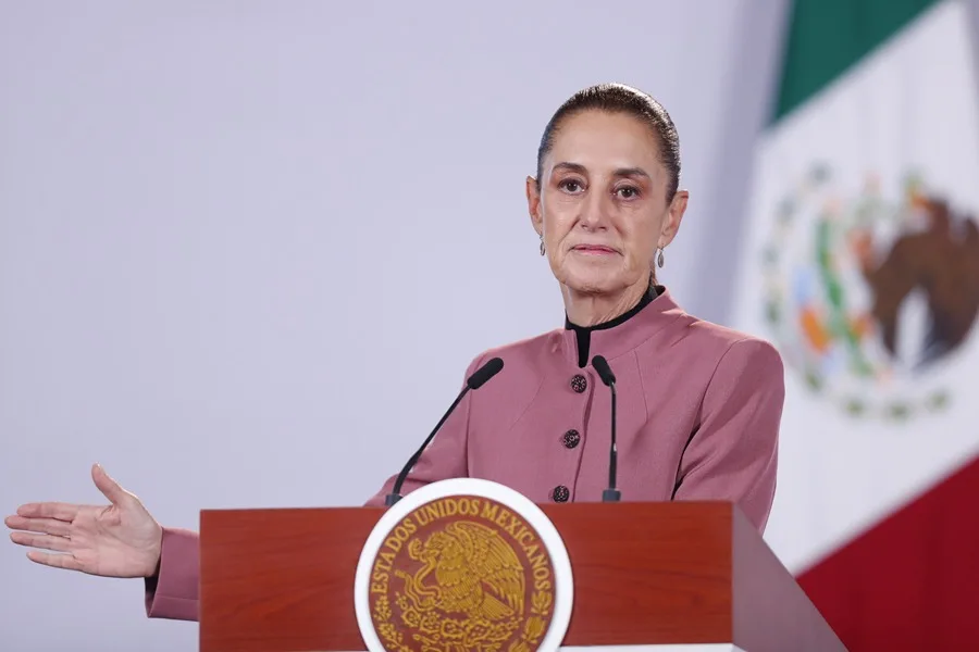 En la foto, La presidenta de México, Claudia Sheinbaum, habla durante una rueda de prensa este martes, en el Palacio Nacional en Ciudad de México