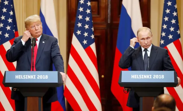 Rusia acepta reanudar las negociaciones sobre el desarme nuclear con Trump, pero sin China 2 En la foto, el presidente estadounidense, Donald J. Trump (i), y su homólogo ruso, Vladimir Putin (d) durante la cumbre celebrada en Helsinki en 2018