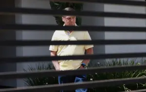 En la foto, El expresidente de Brasil Jair Bolsonaro caminando al interior de su residencia, en Brasilia (Brasil)