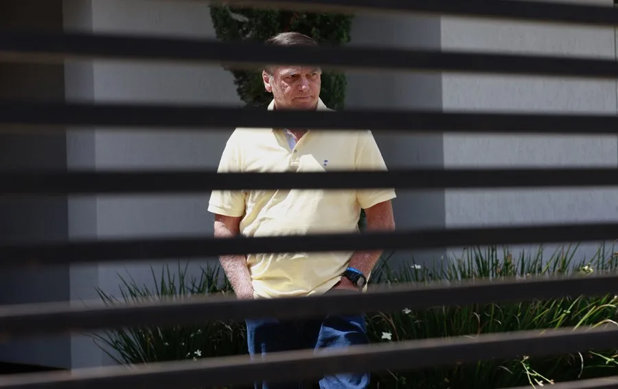 En la foto, El expresidente de Brasil Jair Bolsonaro caminando al interior de su residencia, en Brasilia (Brasil)