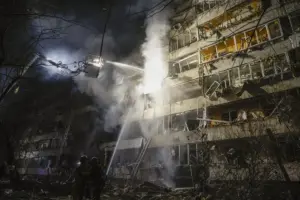 En la foto, Equipos de rescate ucranianos trabajan en el lugar de un ataque con misiles rusos en Kiev