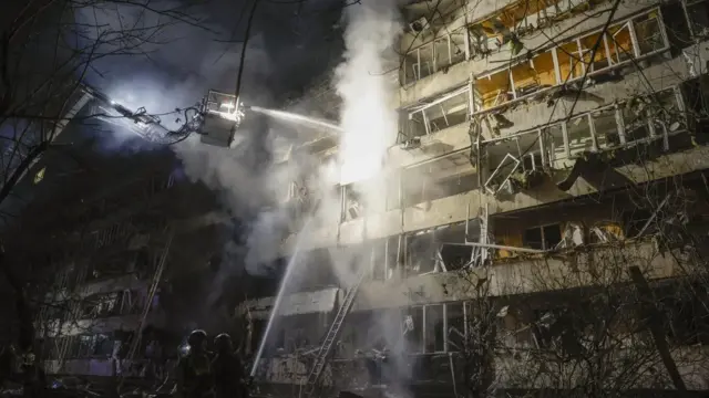 Ucrania ya no tiene misiles de EEUU para su defensa aérea, lo que la hace más vulnerable 1 En la foto, Equipos de rescate ucranianos trabajan en el lugar de un ataque con misiles rusos en Kiev