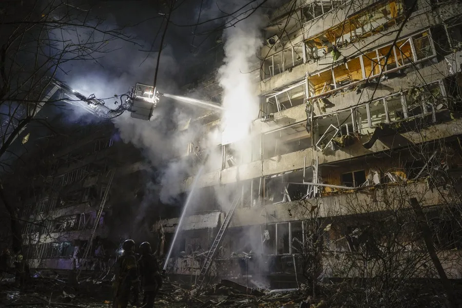 Ucrania ya no tiene misiles de EEUU para su defensa aérea, lo que la hace más vulnerable 2 En la foto, Equipos de rescate ucranianos trabajan en el lugar de un ataque con misiles rusos en Kiev
