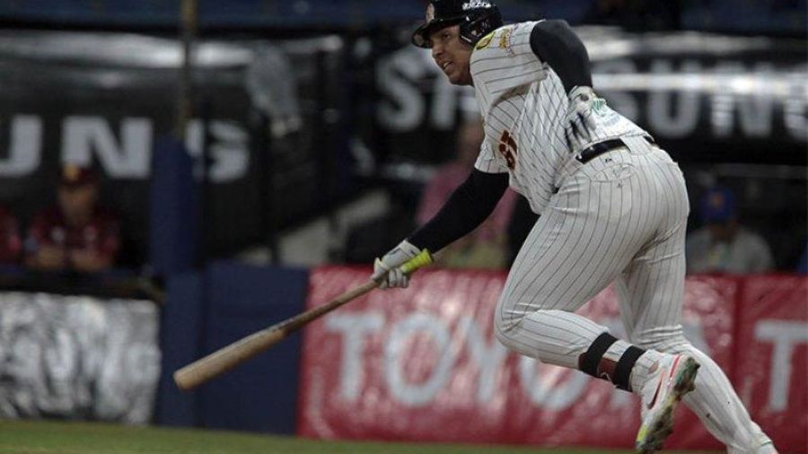 Leones del Caracas despiertan en Venezuela y Yaquis imponen su poder en México