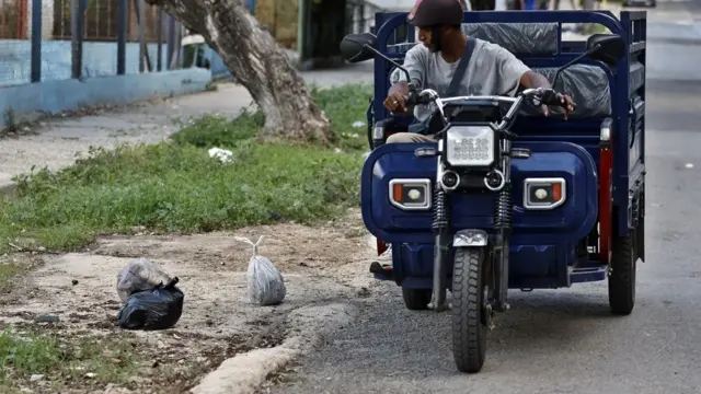 En la foto, un trabajador del proyecto de desarrollo local (PDL) El Rampeño, durante una jornada de recolección de basura, en La Habana