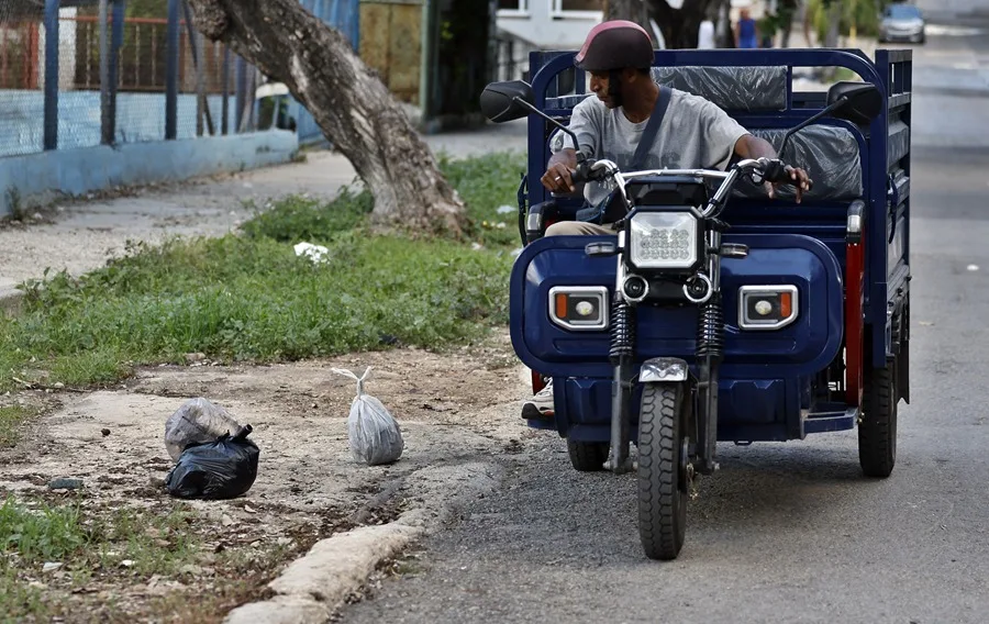 En la foto, un trabajador del proyecto de desarrollo local (PDL) El Rampeño, durante una jornada de recolección de basura, en La Habana
