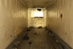 En la foto, imagen del expediente de juicio divulgada por el Departamento de Justicia de Estados Unidos donde se aprecia el interior de un camión sin ventilación donde fallecieron 53 migrantes