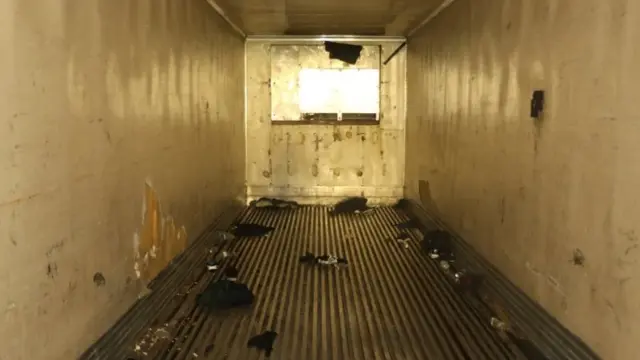 En la foto, imagen del expediente de juicio divulgada por el Departamento de Justicia de Estados Unidos donde se aprecia el interior de un camión sin ventilación donde fallecieron 53 migrantes