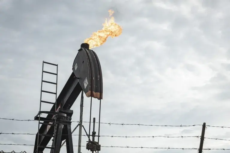 En la foto, un balancín de petróleo, en Cabimas (Venezuela)