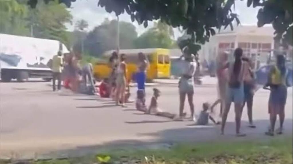 La Habana se queda a oscuras y sus vecinos salen a la calle: bloqueos y cacerolazos 2 En la foto, mujeres y niños bloearon la Calle 100