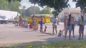En la foto, mujeres y niños bloearon la Calle 100