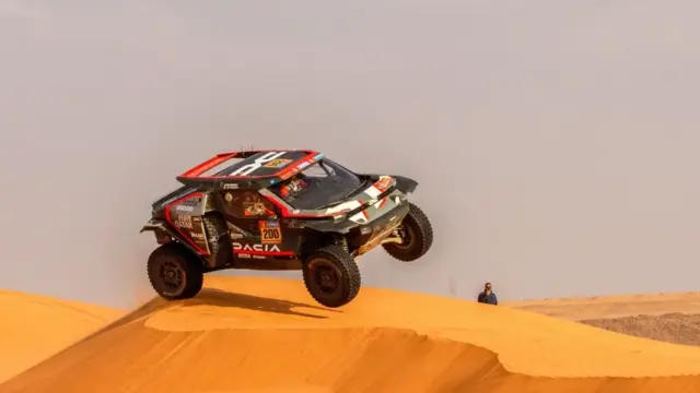 El rally Dakar 2027 comenzará en Portugal y terminará en Marruecos 1 En la foto, El piloto Nasser Al-Attiyah, durante el rally Dakar 2026