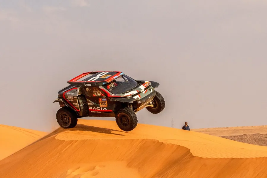 En la foto, El piloto Nasser Al-Attiyah, durante el rally Dakar 2026