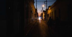 En la foto, una calle cubana en apagón