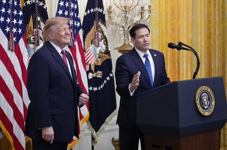 En la foto, El presidente de Estados Unidos, Donald Trump, escucha al secretario de Estado, Marco Rubio